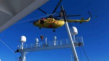 Mi-8-Hubschrauber rettet Seemann von Fischereischiff im Beringmeer