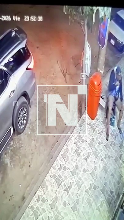 Video revela cómo una banda armada encañona a un conductor para robarle su motorizado