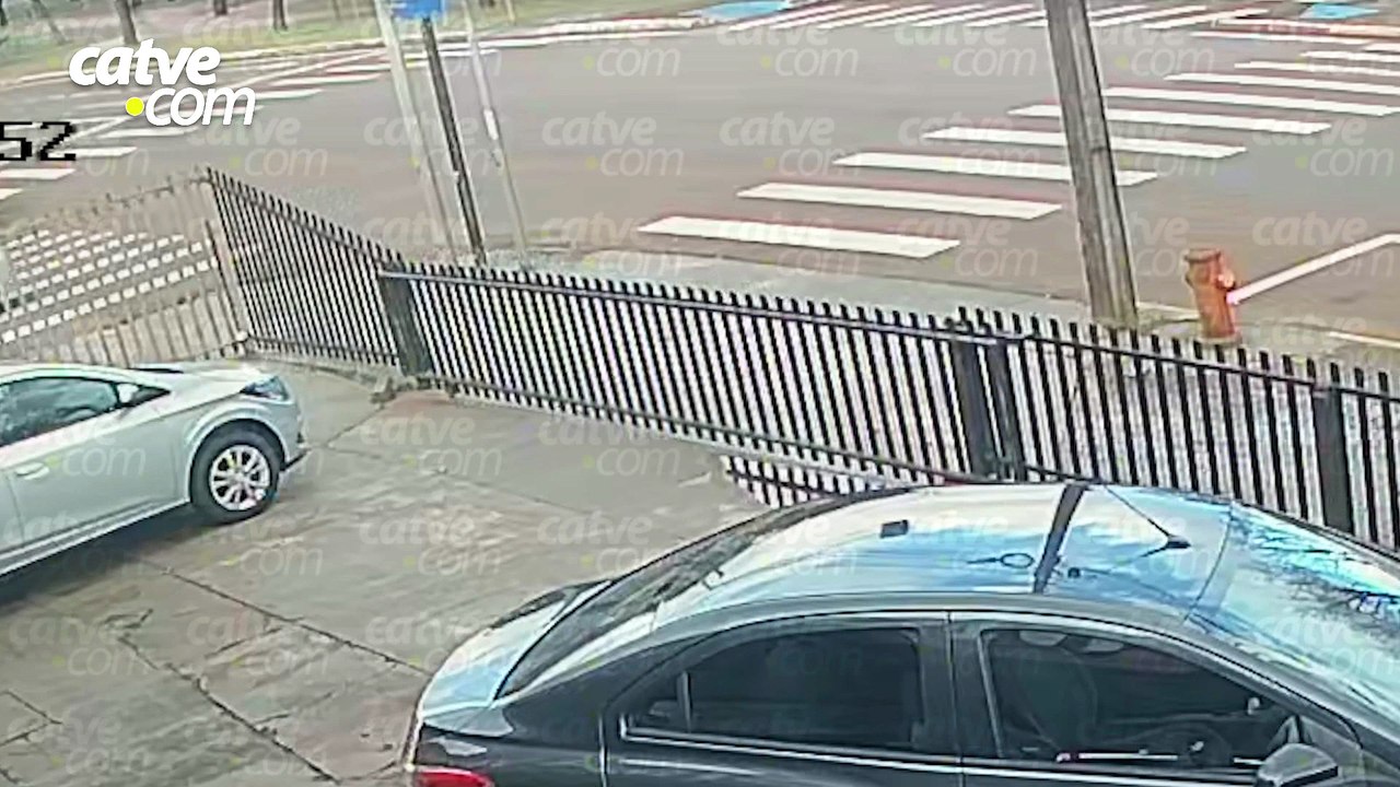 Câmera registra acidente entre carros no Bairro Pacaembu, em Cascavel