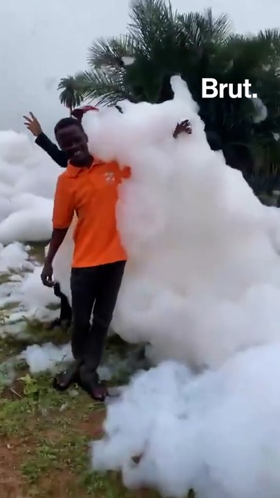 🇳🇬 Nigeria : une étrange mousse blanche apparaît sur une autoroute.