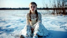 雪原に座る　Sitting on a Snowfield