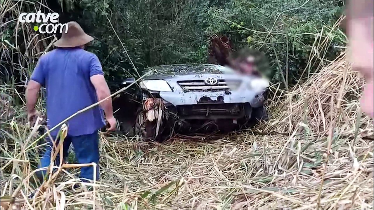 Motorista sai ileso após carro cair em barranco de 15 metros na PR-182