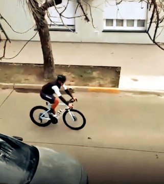 Scaloni salió a pedalear en su bicicleta por Pujato