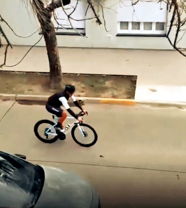 Scaloni salió a pedalear en su bicicleta por Pujato