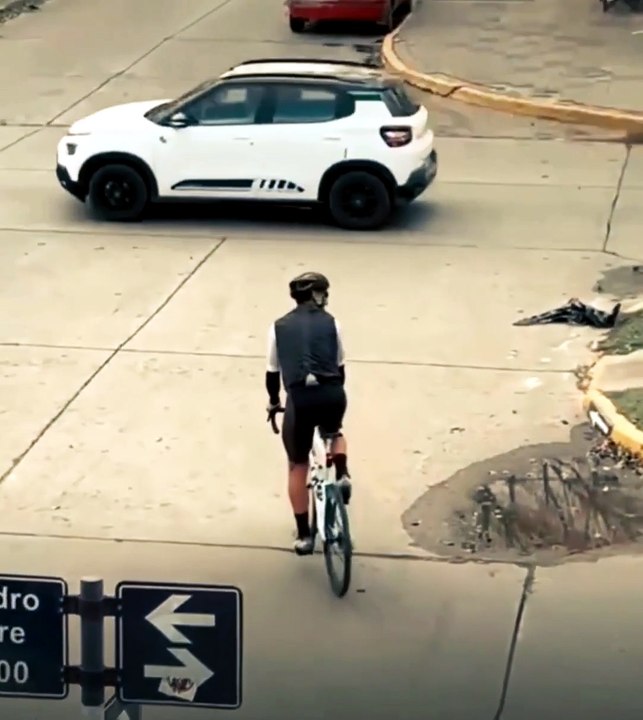 Scaloni salió a pedalear en su bicicleta por Pujato CORTO