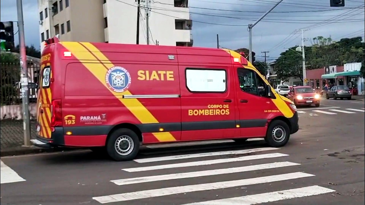 Pancada de moto em porta aberta de carro deixa mulher no chão no São Cristóvão