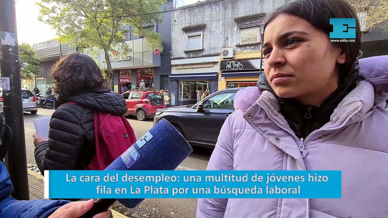 La cara del desempleo: una multitud de jóvenes hizo fila en La Plata por una búsqueda laboral