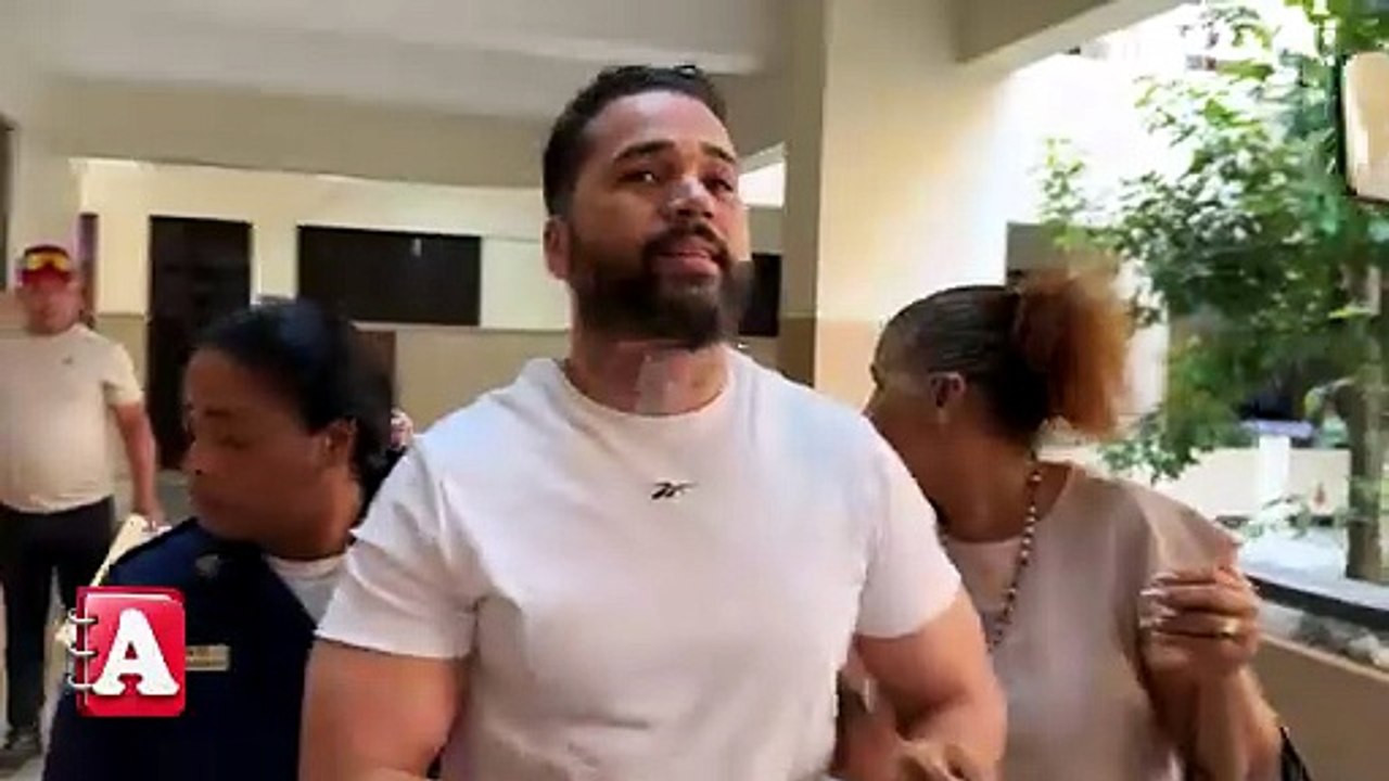 Esposo de la querellante encara al doctor Wilbert Polanco con sonografía en mano durante aplazamiento de medida de coerción