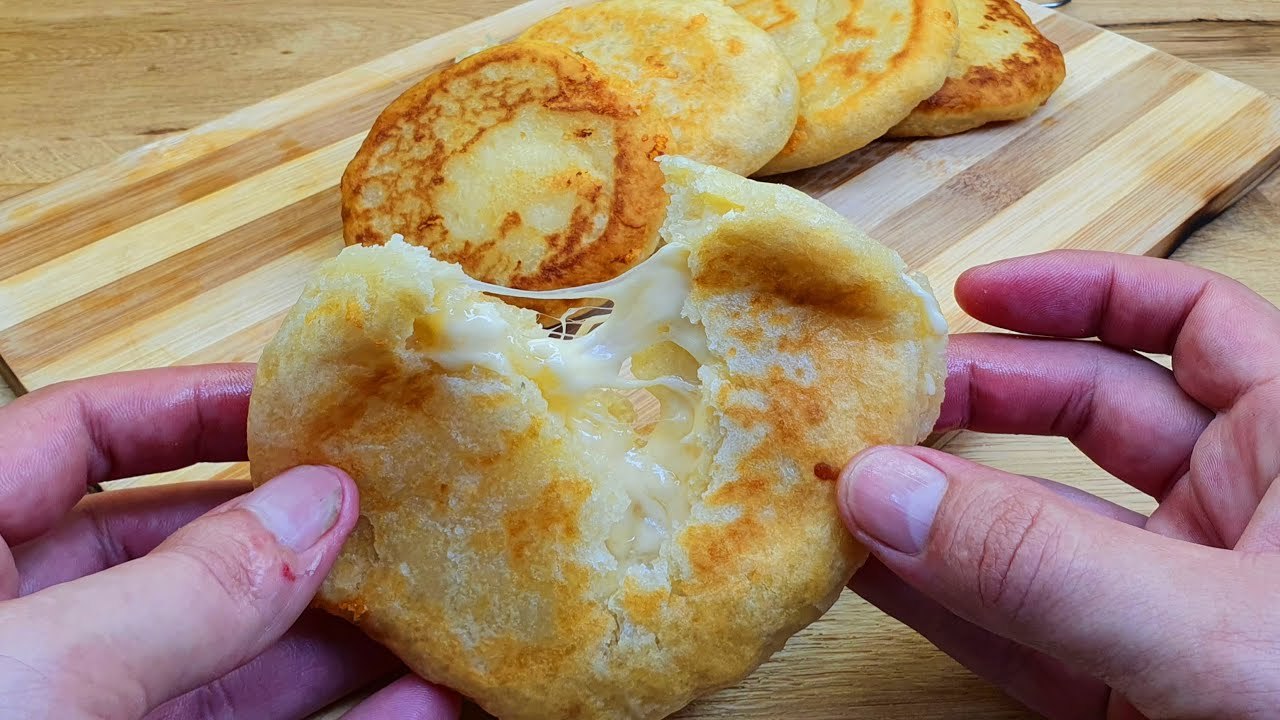Rezept für Kartoffel-Pfannkuchen mit Käse. Ein schnelles und einfaches Rezept für Abendessen
