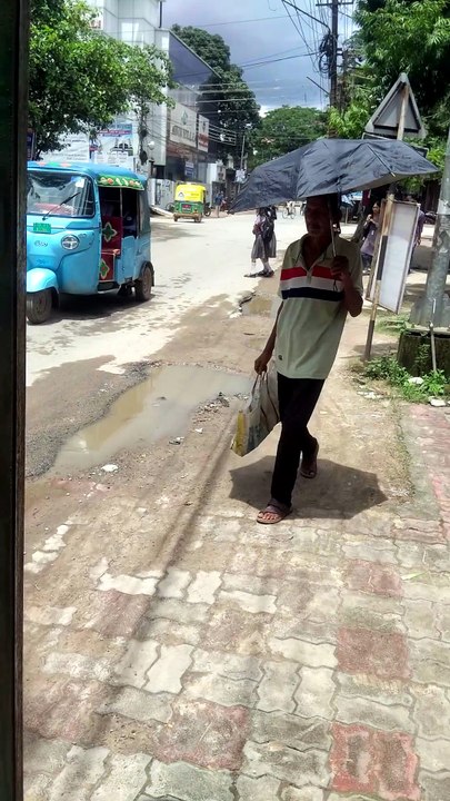 Waiting for the School Bus at Bijoy Kumar Chowmuhani | Morning Life in Agartala, Tripura | MindTrekVlog