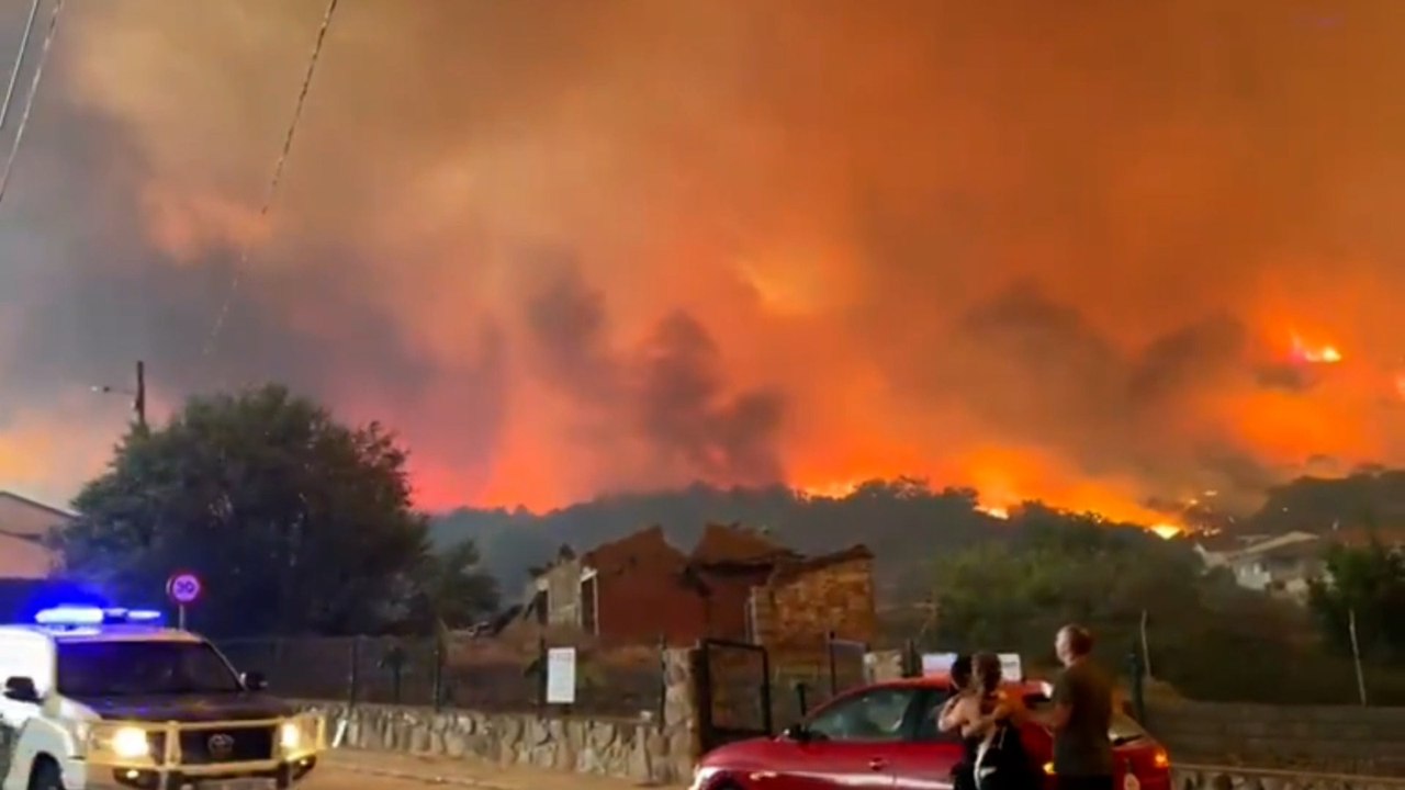 Una lengua de fuego devora la sierra en Burgohondo, Ávila