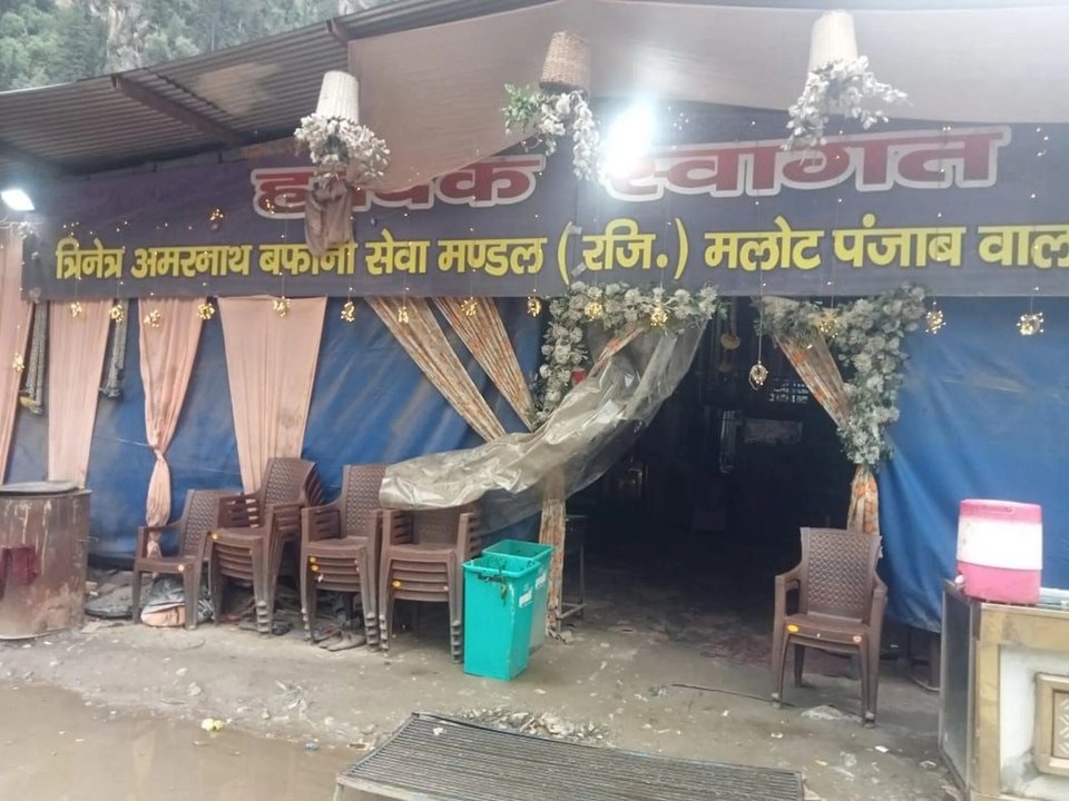 अलवर जिले के कई श्रद्धालु बिना दर्शन किए लौट रहे