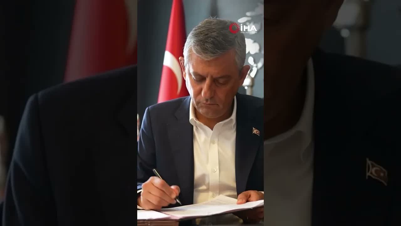 Özgür Özel, YENİ Parti’nin kuruluş evraklarını imzaladı