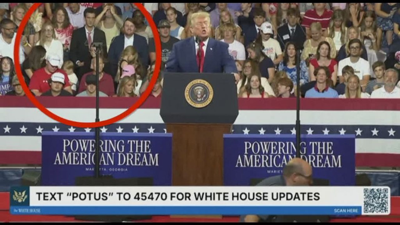 Trump in Georgia, alle sue spalle un sostenitore lo imita
