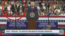 Trump in Georgia, alle sue spalle un sostenitore lo imita