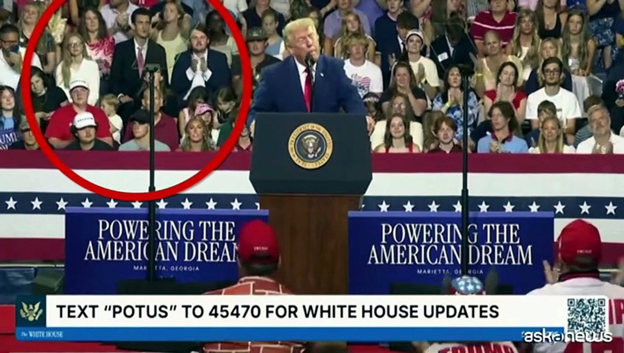 Trump in Georgia, alle sue spalle un sostenitore lo imita