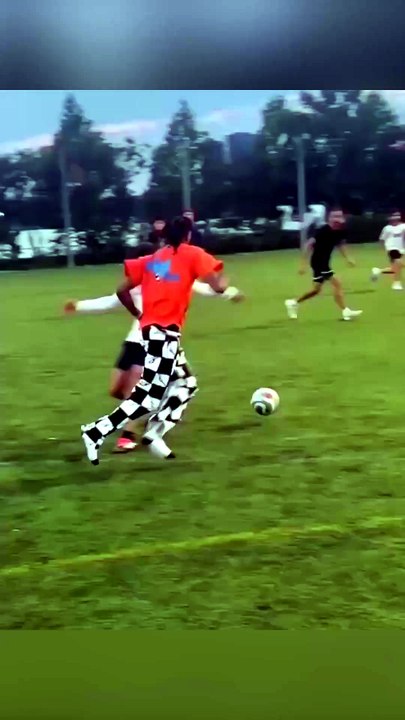 Un gruppo di ragazzi gioca al campetto e sul più bello... si aggrega Olise!