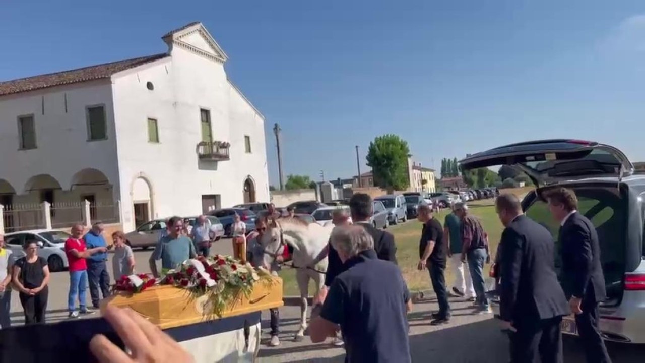 Il cavallo Paco bacia la bara al funerale del padrone: applausi e commozione
