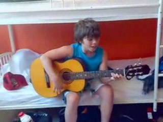 Arthur guitare tété