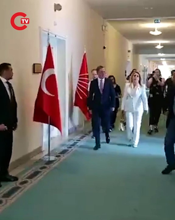 Murat Emir, Yeni Parti kuruluş dilekçesini vermek üzere Meclis'ten ayrıldı.