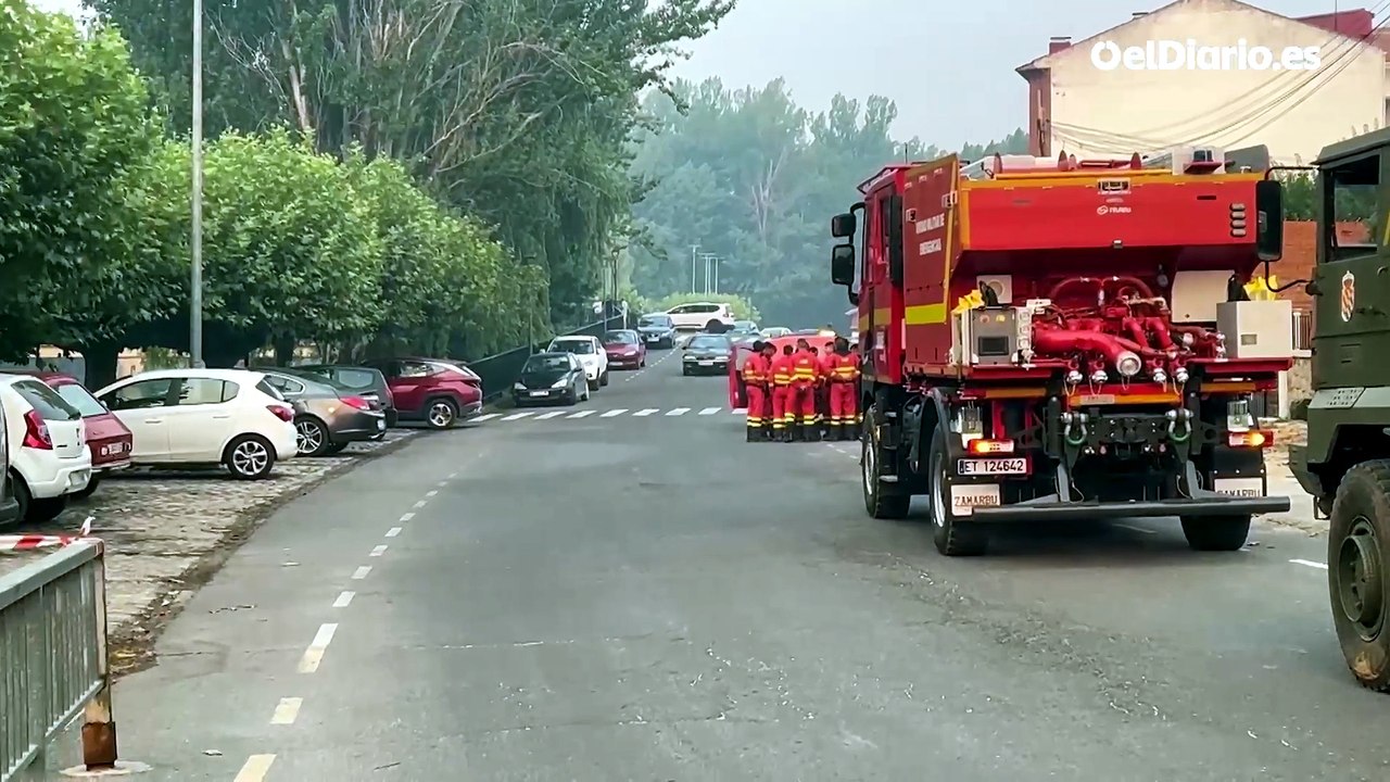 La UME trabaja en Navaluenga (Ávila), amenazada por el incendio de Burgohondo