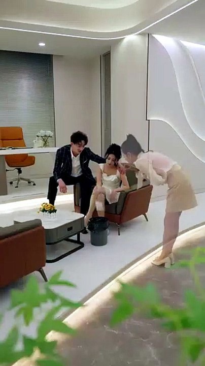 HIDDEN BEAUTY (INVISIBLE UGLY GIRL HIDES UNDER CEO TABLE) [Full Movie]