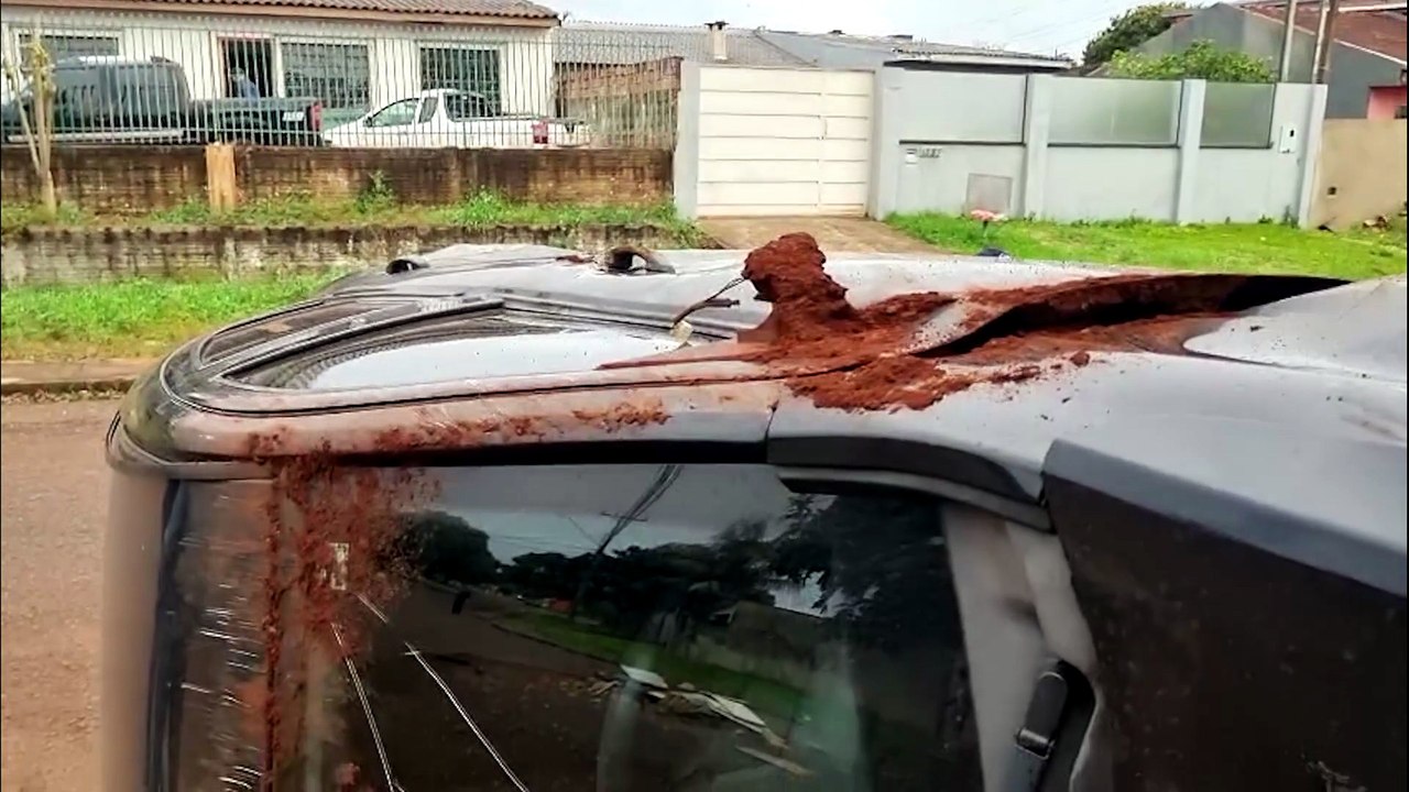 Carro capota e para tombado após forte colisão no Bairro Santa Cruz