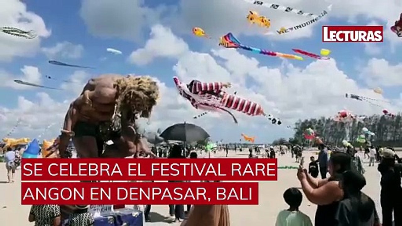 Decenas de personas vuelan cometas en Bali