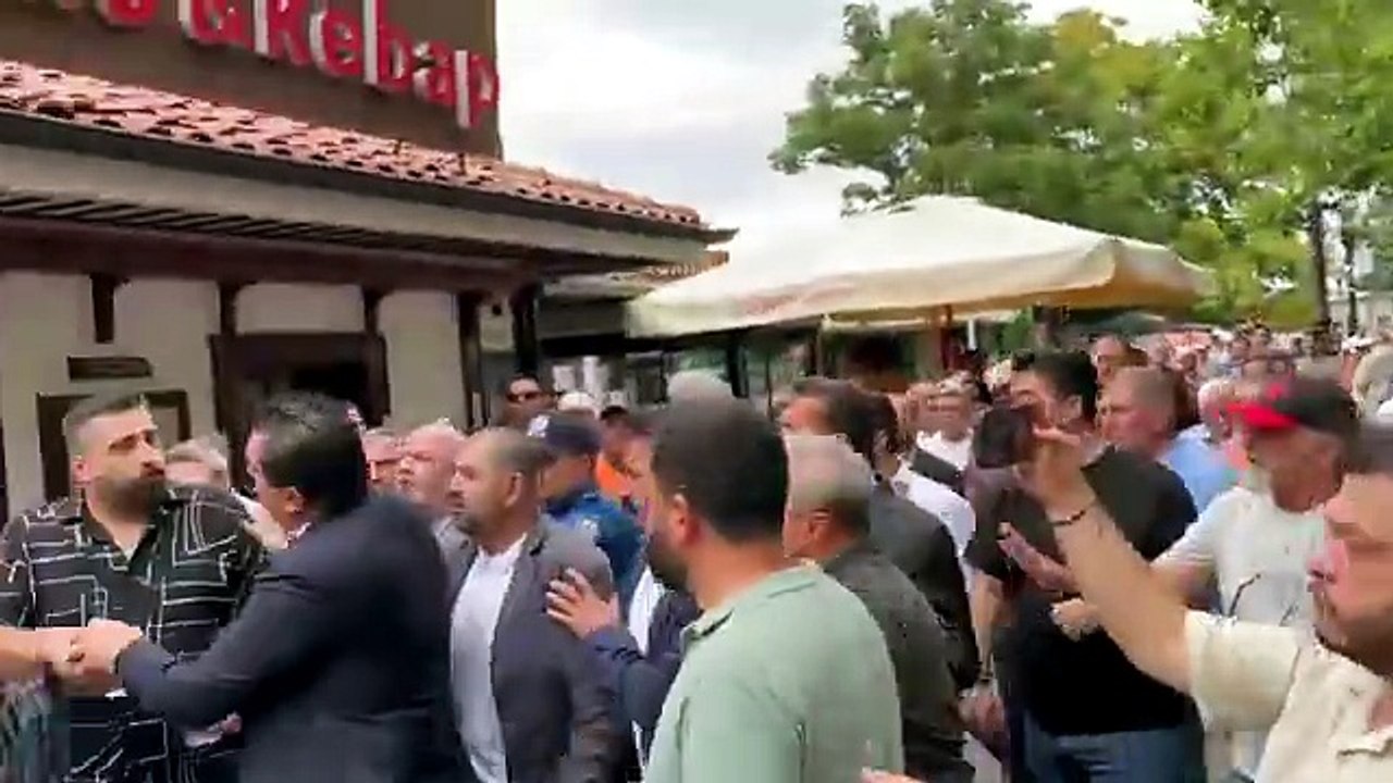 Mustafa Sarıgül’den tekme! Özgür’cüler Kılıçdaroğlu destekçisine saldırdı... Cami avlusunda koltuk kavgası