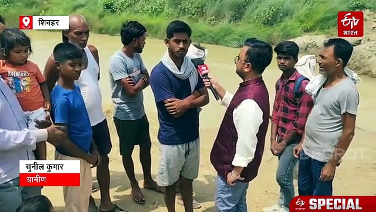 बिहार के इस गांव में गमछे के सहारे नदी पार करते...