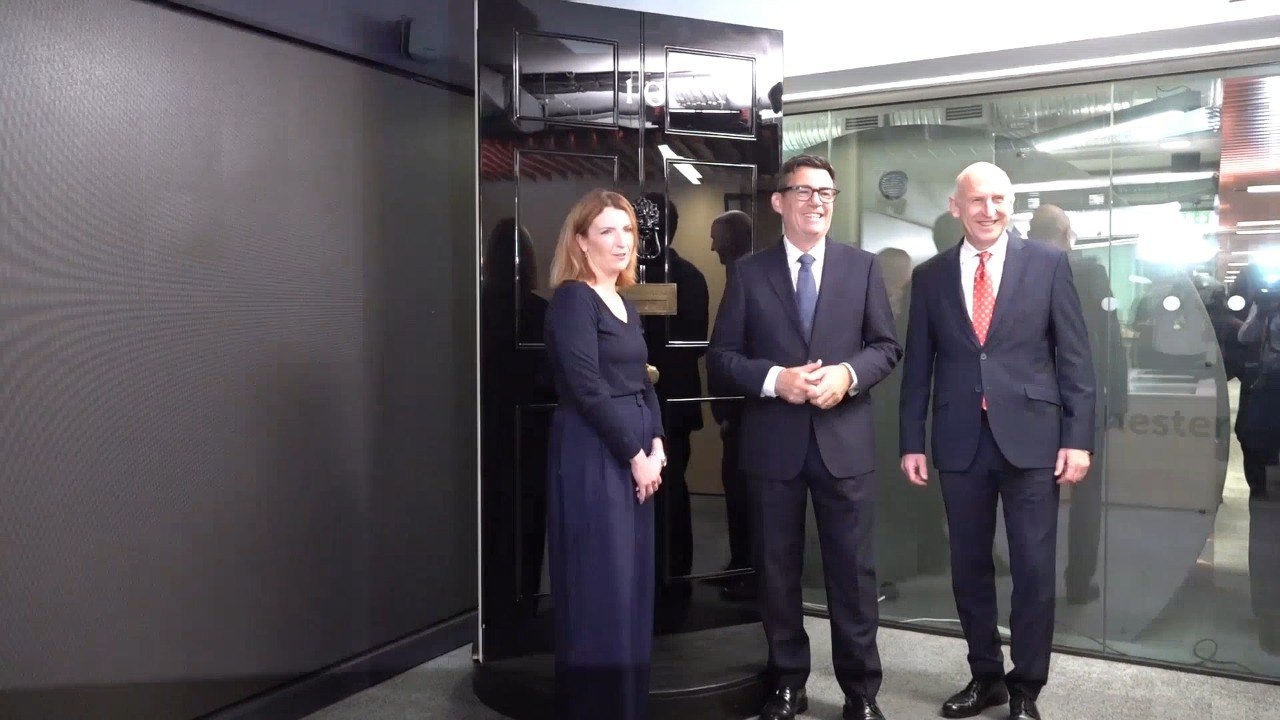 Andy Burnham arrives at No.10 North, poses in front of Downing Street door replica, and slams critical Londoners