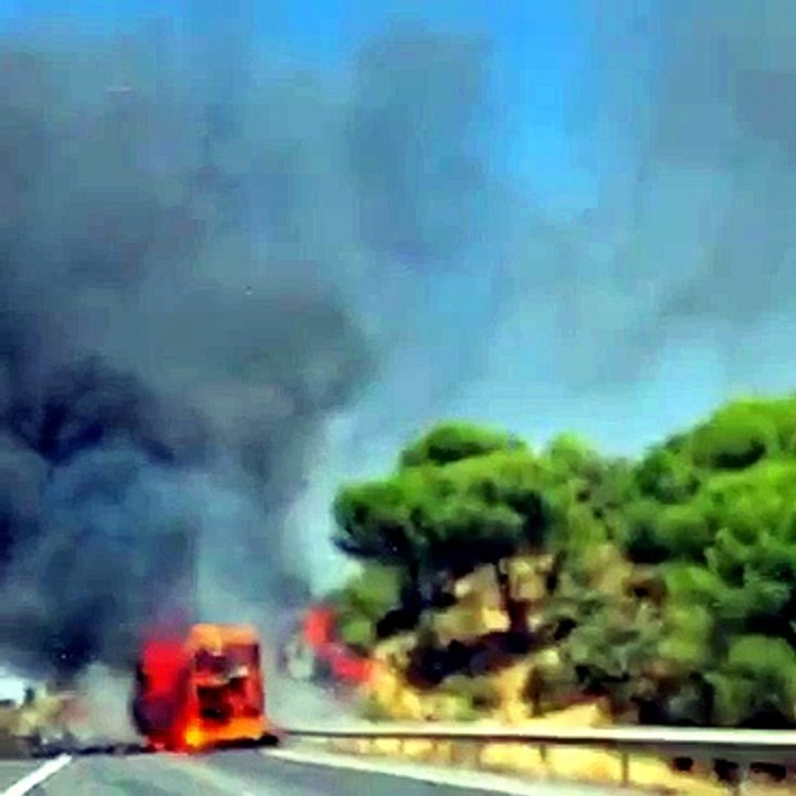 Momento en el que estalla un camión ardiendo en la N-432 en Córdoba