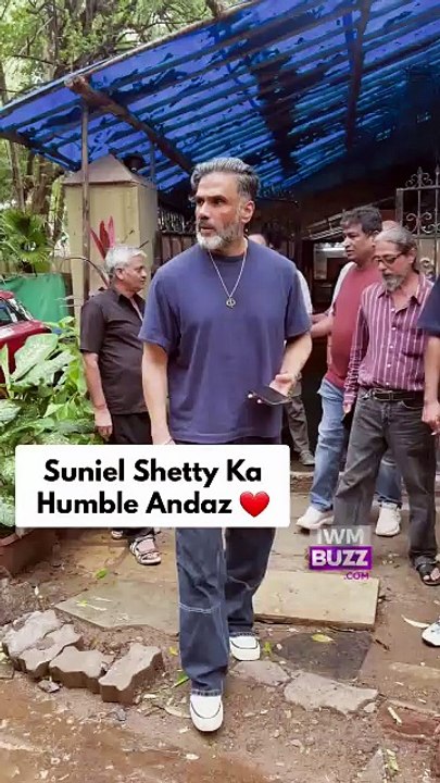 Suniel Shetty Takes Time To Click Pictures With Fans