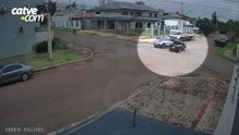 Batida forte: câmera flagra acidente envolvendo três veículos no Bairro Country
