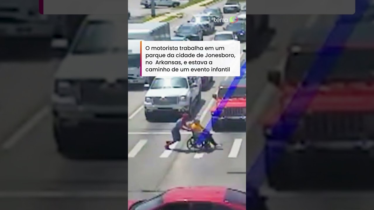 Motorista fantasiado de Homem-Aranha para o trânsito e ajuda cadeirante a atravessar #shorts