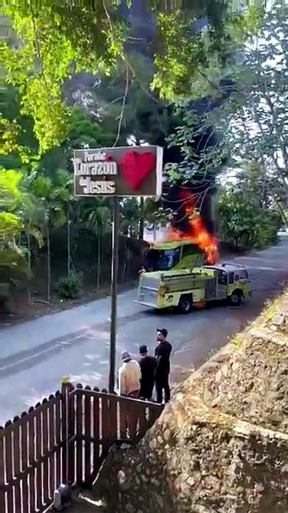 Autobús de Caribe Tours se incendia en la carretera Jarabacoa-La Vega