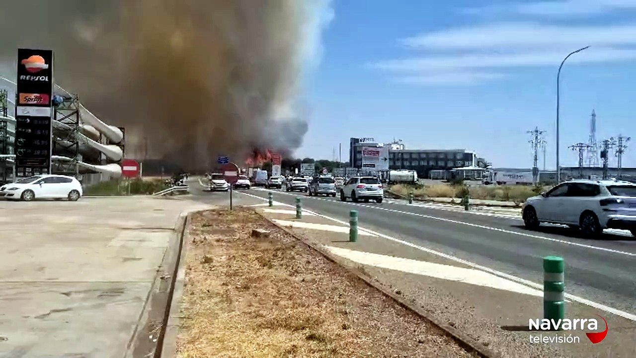 Un incendio en Tudela obliga a cortar varias carreteras