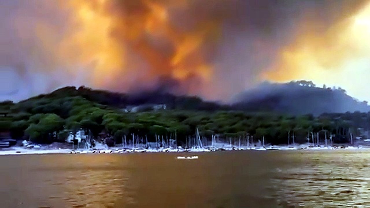 Las llamas arrasan la Sierra Oeste de Madrid y amenazan con unirse al incendio forestal de Burgohondo.