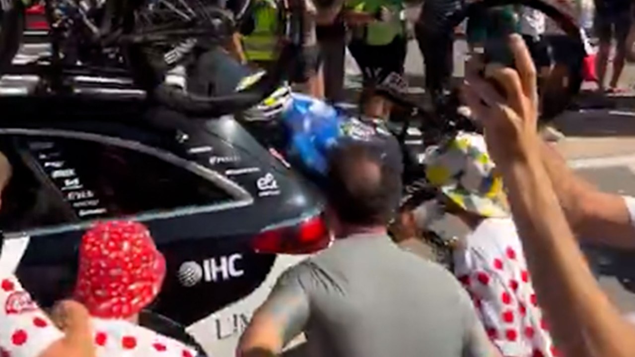 Terrible accidente de Einer Rubio en el Tour: se estampa contra la luna del coche del UAE subiendo Alpe D'Huez