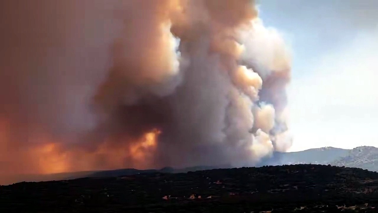 Las ráfagas de viento empeoran el pronóstico del incendio forestal de la Sierra Oeste.