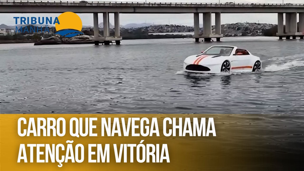 Carro que navega chama atenção em Vitória