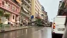 Κατέρρευσε σκαλωσιά πολυκατοικίας από την κακοκαιρία στον Πειραιά