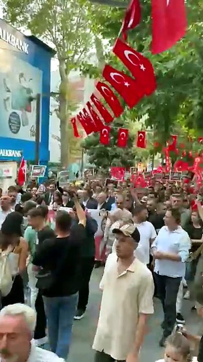 İzmit'te binlerce kişi Hürriyet için yürüdü