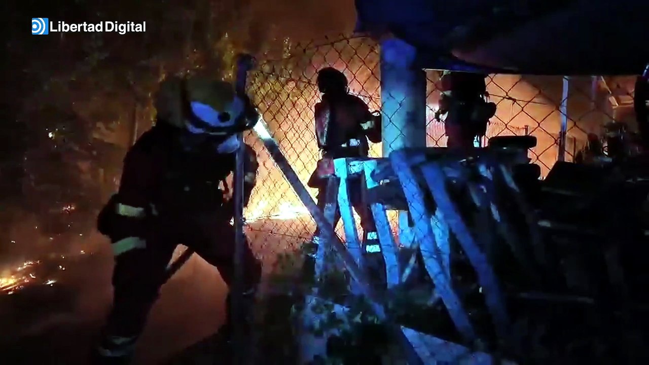 Los equipos de extinción combaten el fuego en Pelayos de la Presa