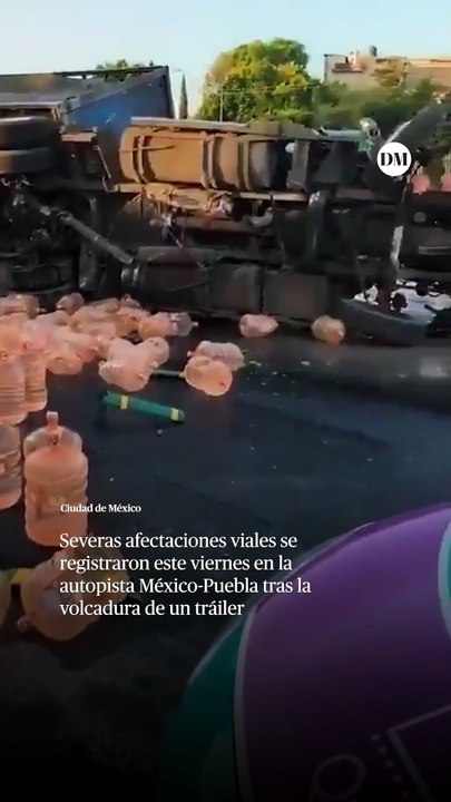 Volcadura de tráiler con garrafones colapsa la autopista México-Puebla