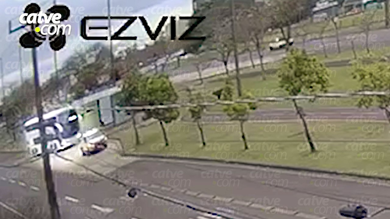 Vídeo: ônibus atinge ponto de ônibus na Avenida Tancredo Neves