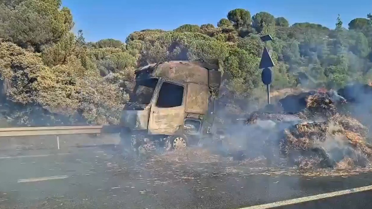 Así ha quedado el camión paja que originó el incendio forestal en Cerro Muriano (Córdoba)