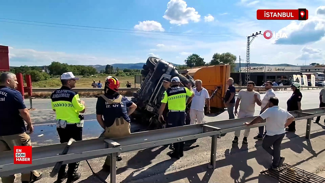 İstanbul'da feci kaza bariyerlere dalan sürücünün uzvu koptu