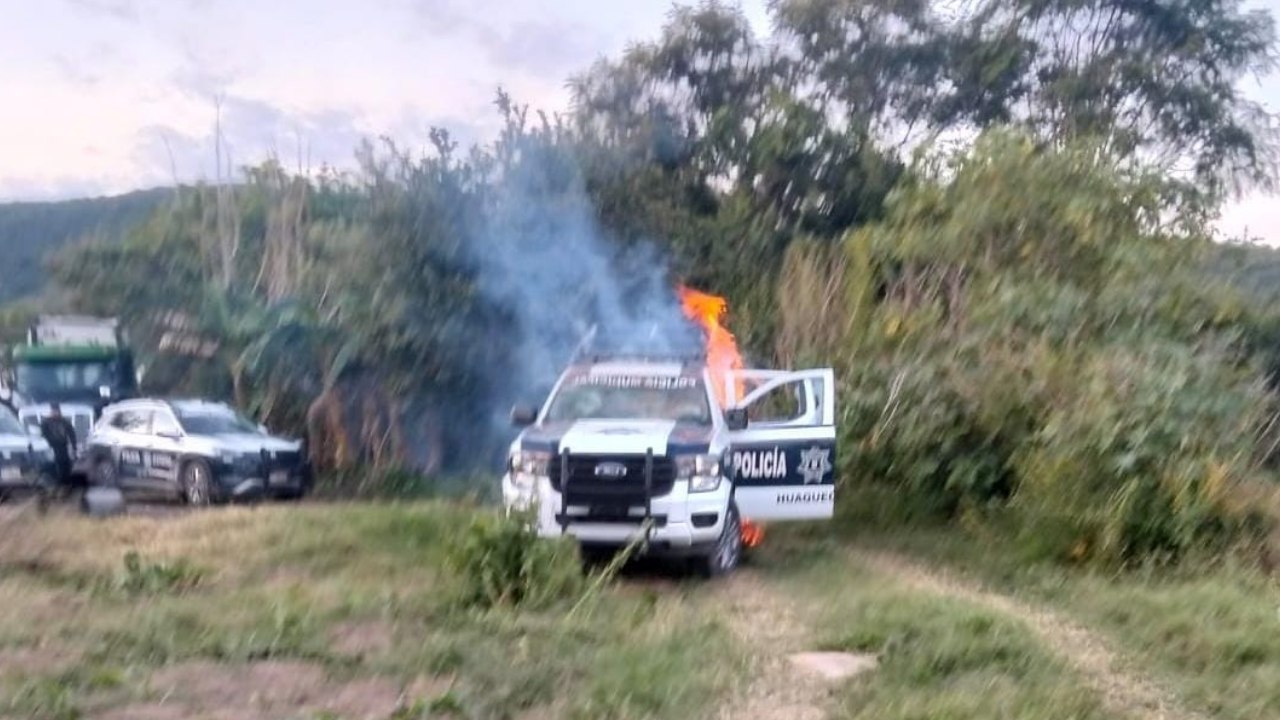 En Huaquechula municipio de Puebla queman tres patrullas en protesta por la inseguridad