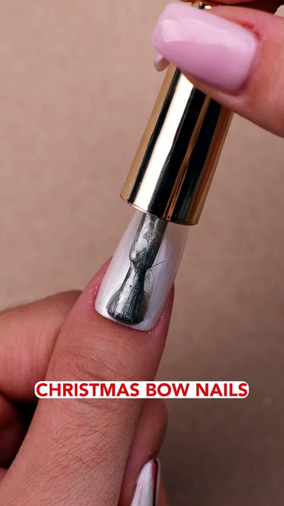 Festive bow nails made to shine💅🎀